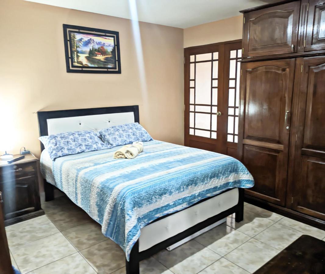 Bed and Breakfast Residencial Moroni - Alojamiento En Кочабамба Экстерьер фото